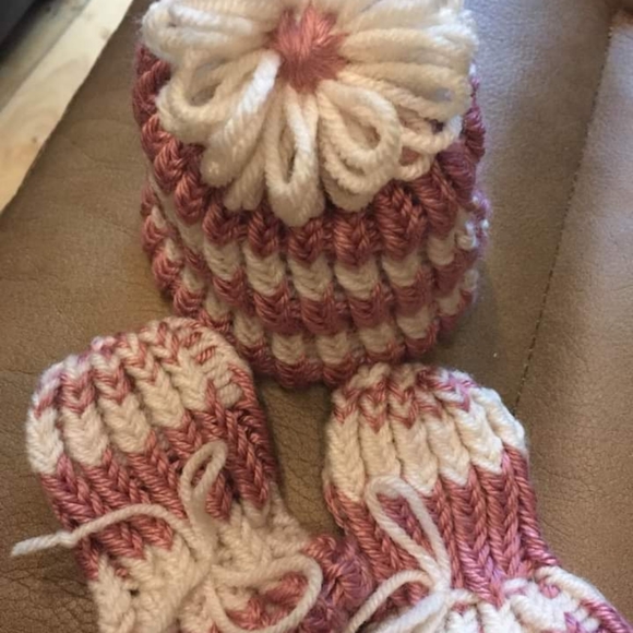 Nb Hat and Mitts set - Picture 2 of 2